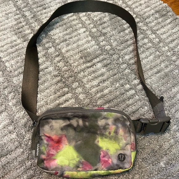 Lululemon Belt Bag NWOT - Picture 1 of 4